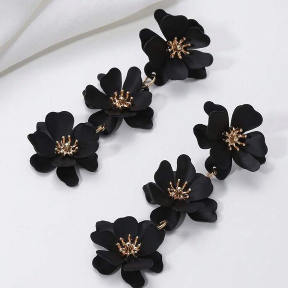 Black flower drop earrings pierced metal alloy gold - Picture 3 of 7
